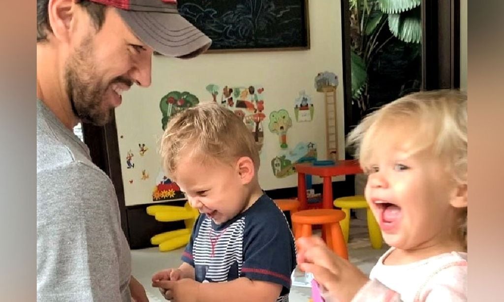 La reacción de los hijos de Enrique Iglesias al ver el videoclip en el que se conocieron el cantante y Anna Kournikova