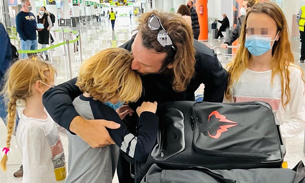 El abrazo de la felicidad entre Carlos Moyá y sus hijos a su regreso de Australia