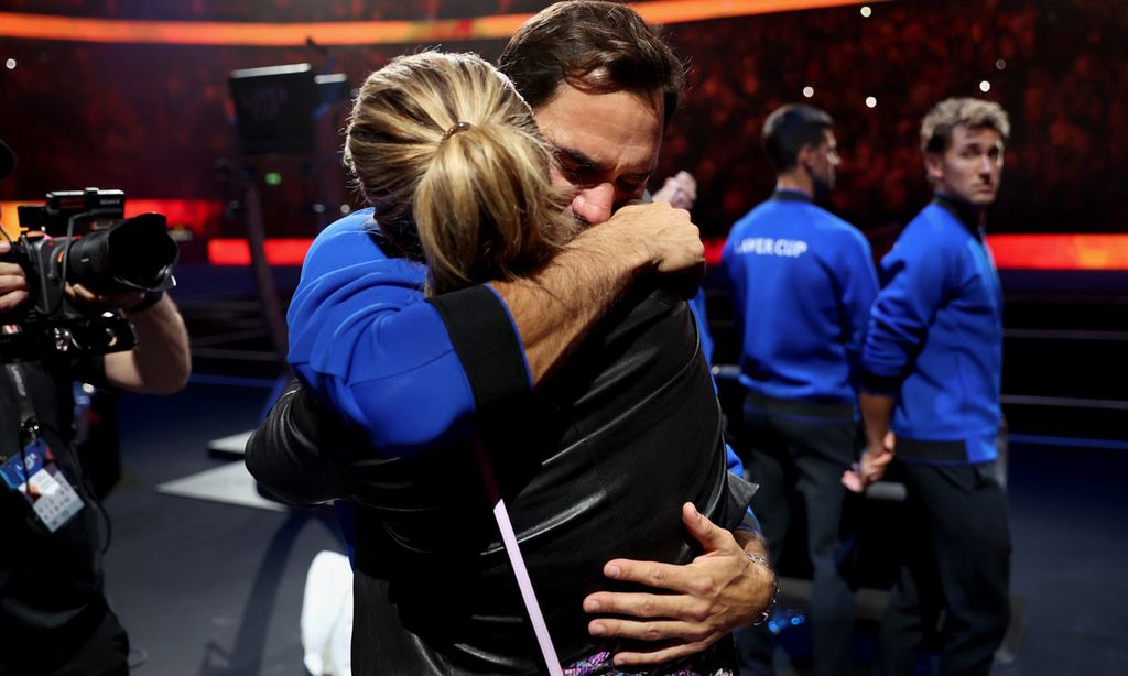 Federer abrazando a su mujer