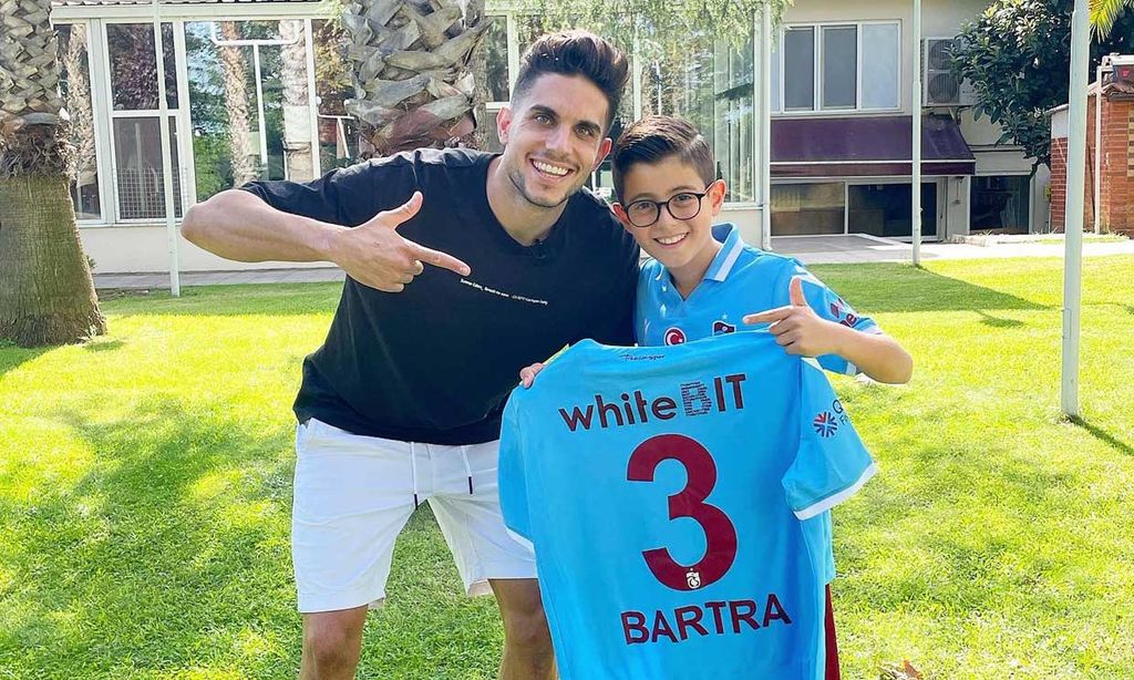 El tierno gesto de Marc Bartra con un aficionado de 10 años que ha conquistado a medio mundo