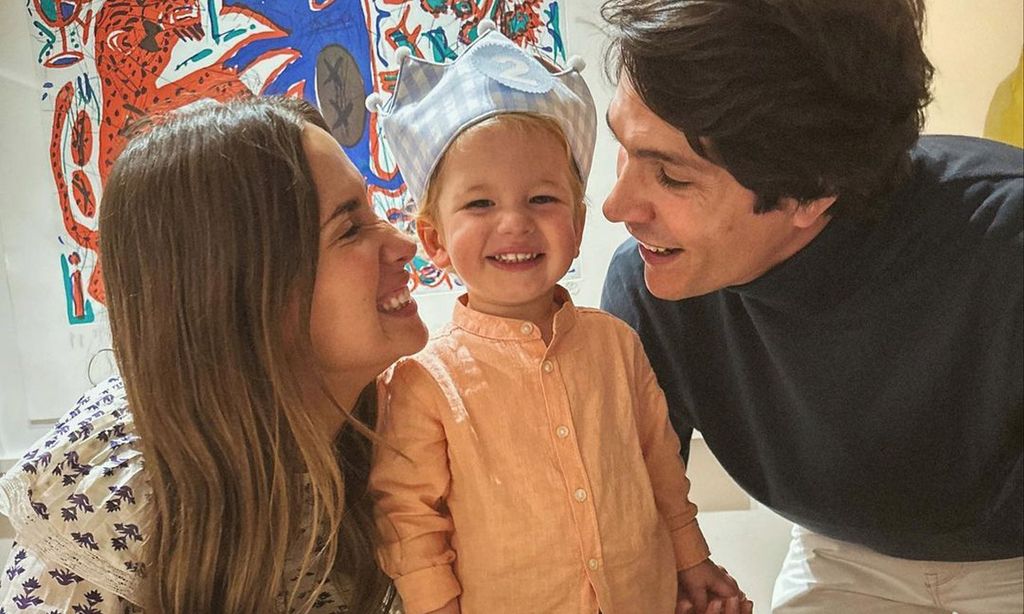 ¡Globos, regalos y un roscón para soplar las velas! María Pombo y Pablo Castellano celebran el cumple de Martín