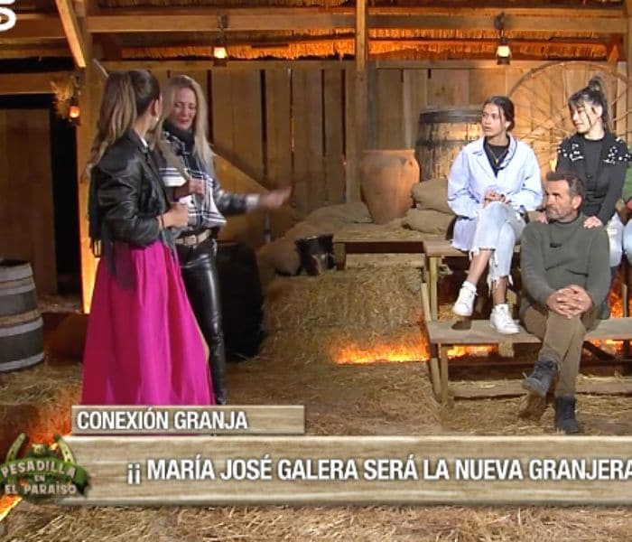 Fotograma de Pesadilla en el paraíso en el que vemos entrar a la granja a María José Galera con la presentadora, Nagore Robles