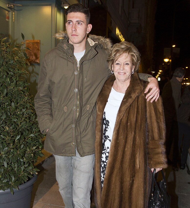 Fran, hijo mayor de Lara Dibildos, con su abuela Laura Valenzuela