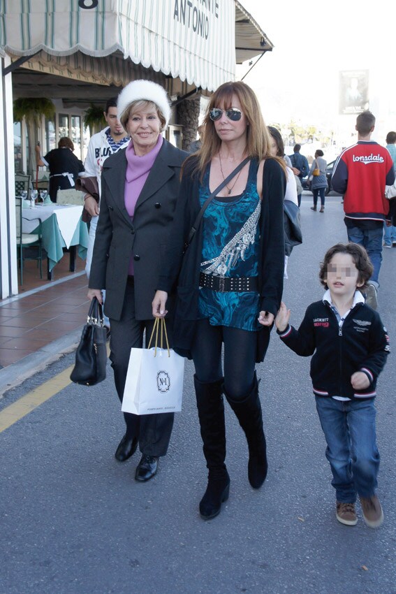 Laura Valenzuela con su hija Lara Dibildos y su nieto Álvaro