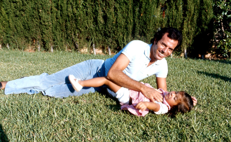 Julio Iglesias juguetea con su primera hija