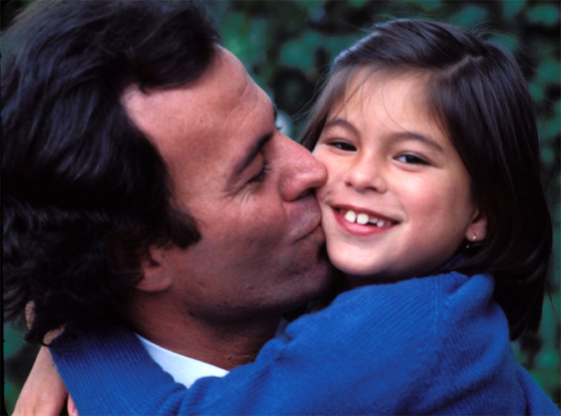 Julio Iglesias besa a su niña