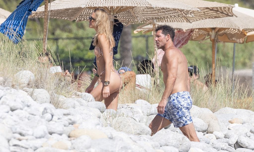 Simeone y Carla Pereyra, una pareja 'top' en las playas de Ibiza