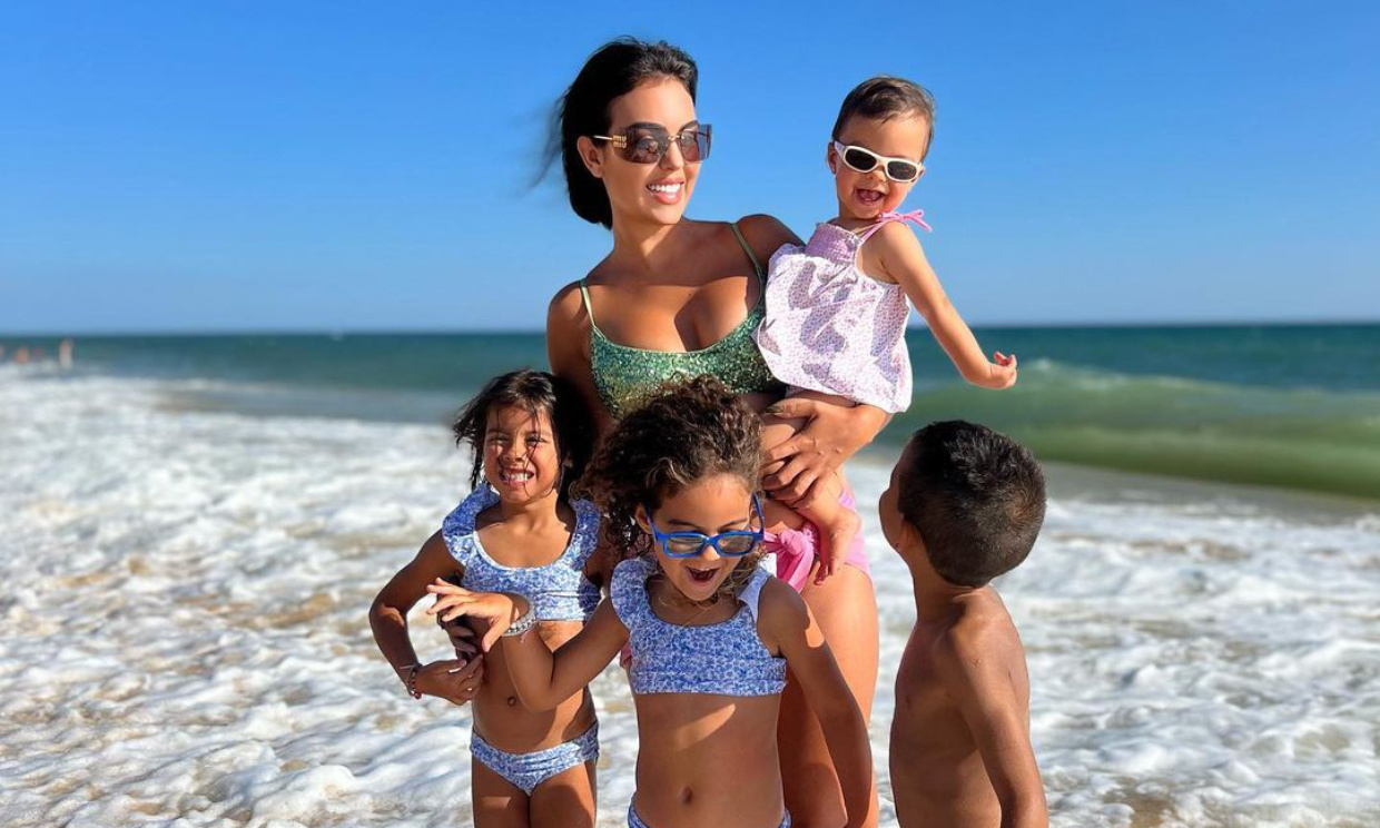 Las espectaculares imágenes de Georgina y sus niñas derrochando estilo en las playas de Portugal - Foto 1