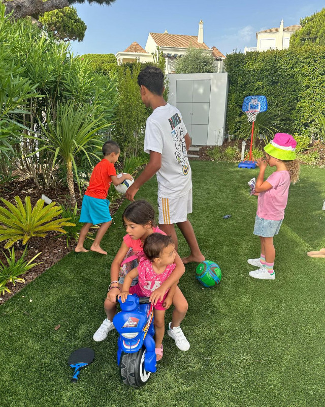 Las espectaculares imágenes de Georgina y sus niñas derrochando estilo en las playas de Portugal - Foto 1