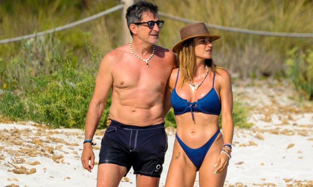 Antonio Hidalgo y su novia en la playa