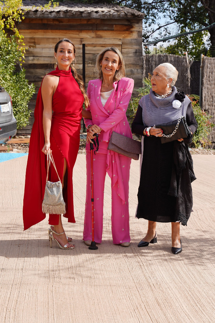 Lucía Pombo con su madre y su abuela