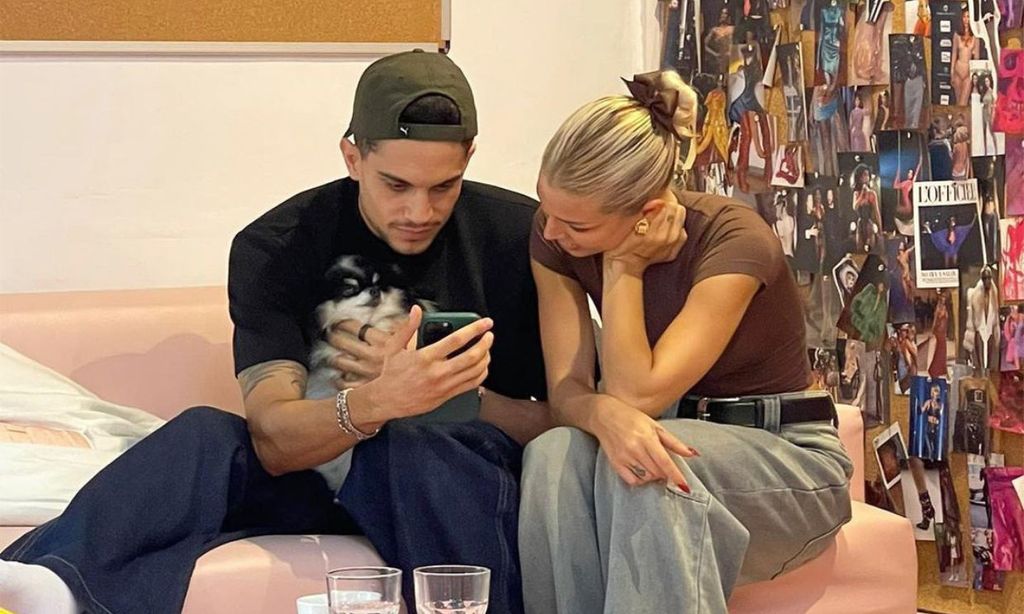 La recuperación de Marc Bartra con la mejor medicina: sus hijos y su chica, Jessica Goicoechea