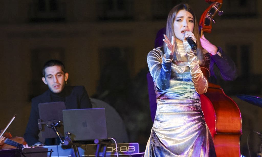 Ana Guerra y Víctor Elías protagonizan el multitudinario encendido de luces navideñas en Madrid