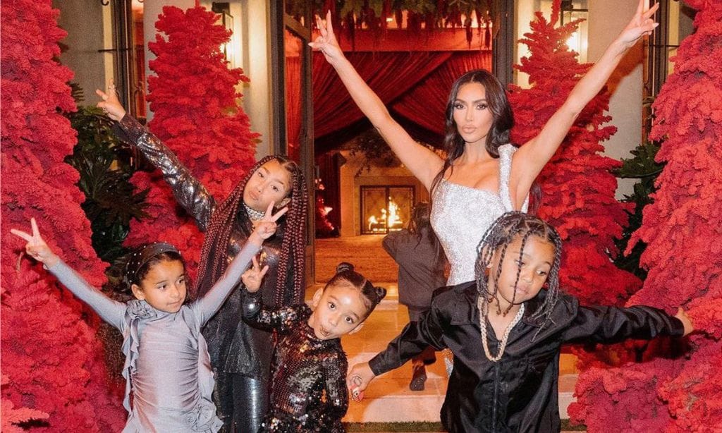 Kim Kardashian recibe a Papá Noel en su mansión ¡con regalos para todos los miembros de la familia!