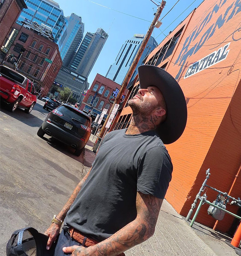 Beckham con sombrero de cowboy