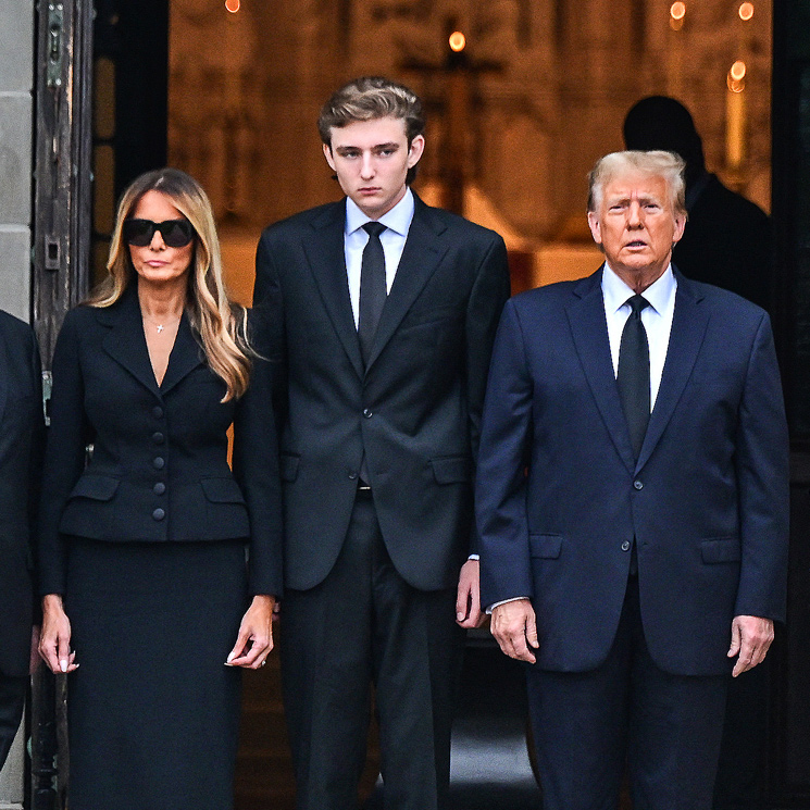 Melania Trump, arropada por su marido Donald y su hijo Barron en el funeral de su madre