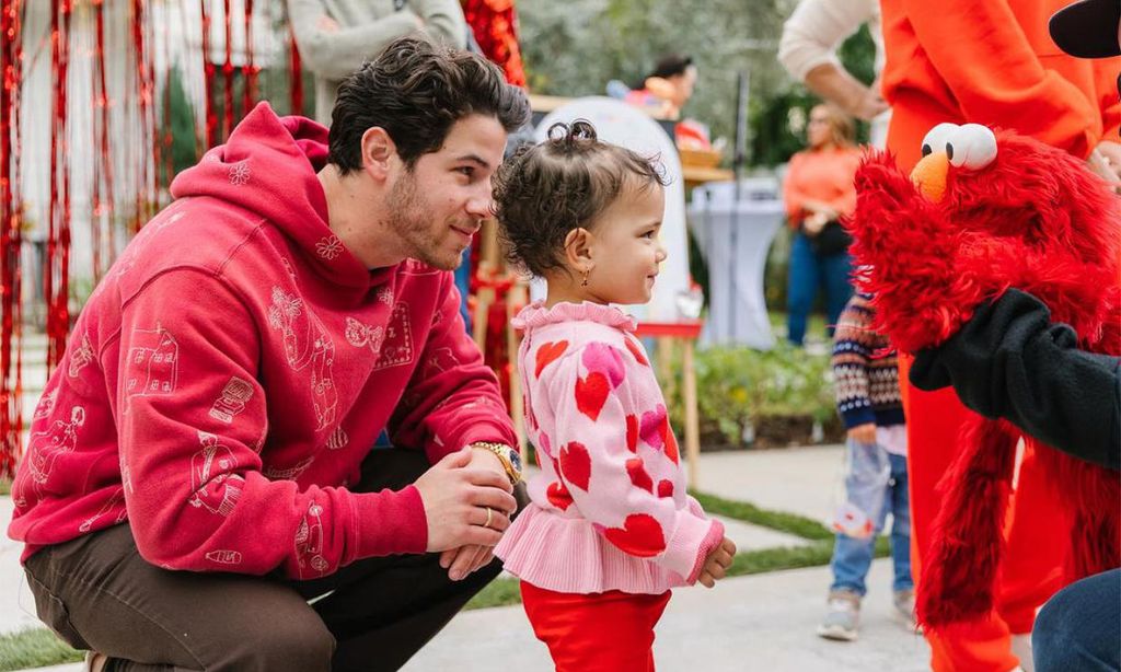 Nick Jonas y Priyanka Chopra celebran los dos años de su pequeña Malti con una fiesta de 'Barrio Sésamo'