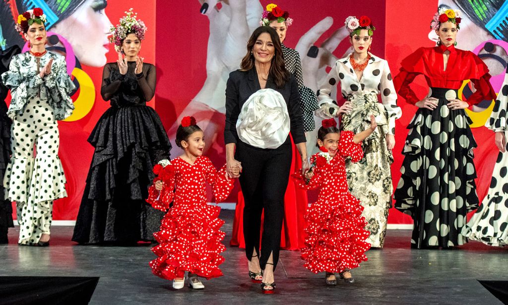 ¡Dos minimodelos flamencas! Las nietas de Raquel Bollo se suben a la pasarela y hacen las delicias de su familia