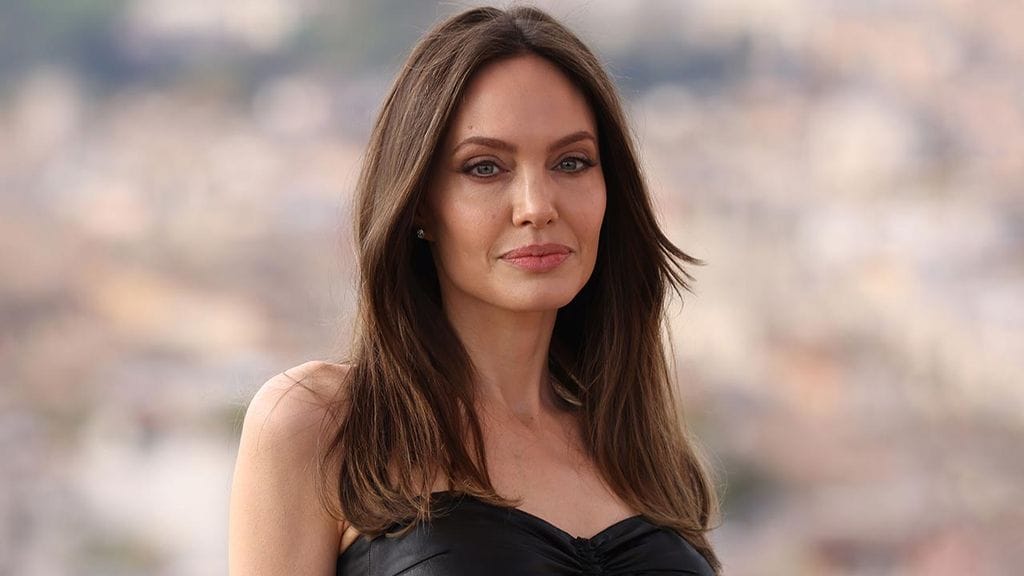 Angelina Jolie alega que el abuso físico de Brad Pitt hacia ella comenzó mucho antes del incidente de avión