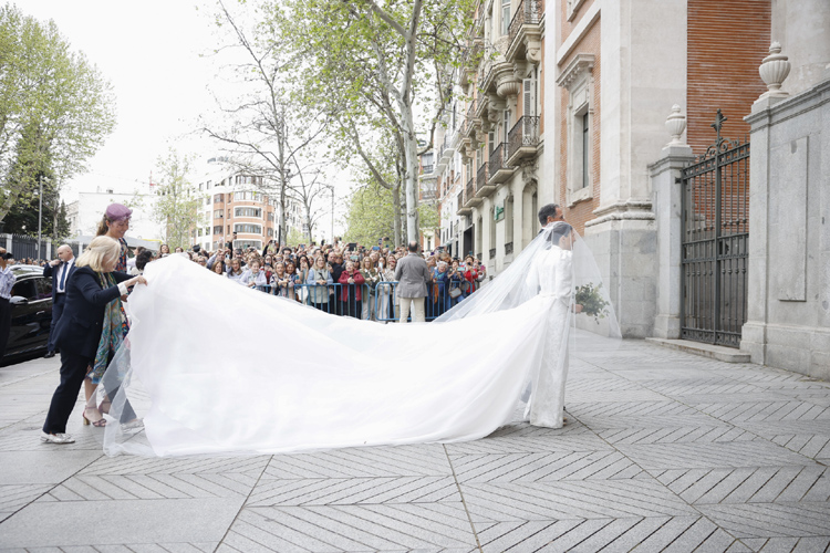 La enorme cola del vestido de novia