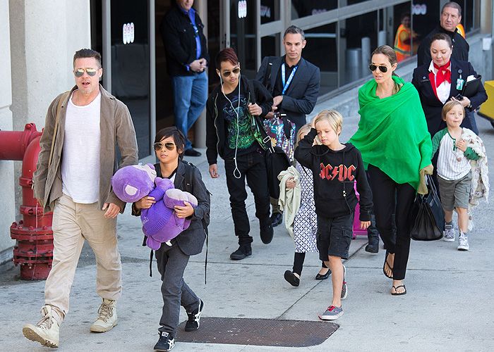 Angelina Jolie y Brad Pitt con sus hijos en el aeropuerto 