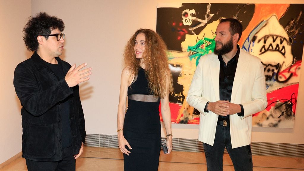 Borja Thyssen y Blanca Cuesta con el artista Robert Nava