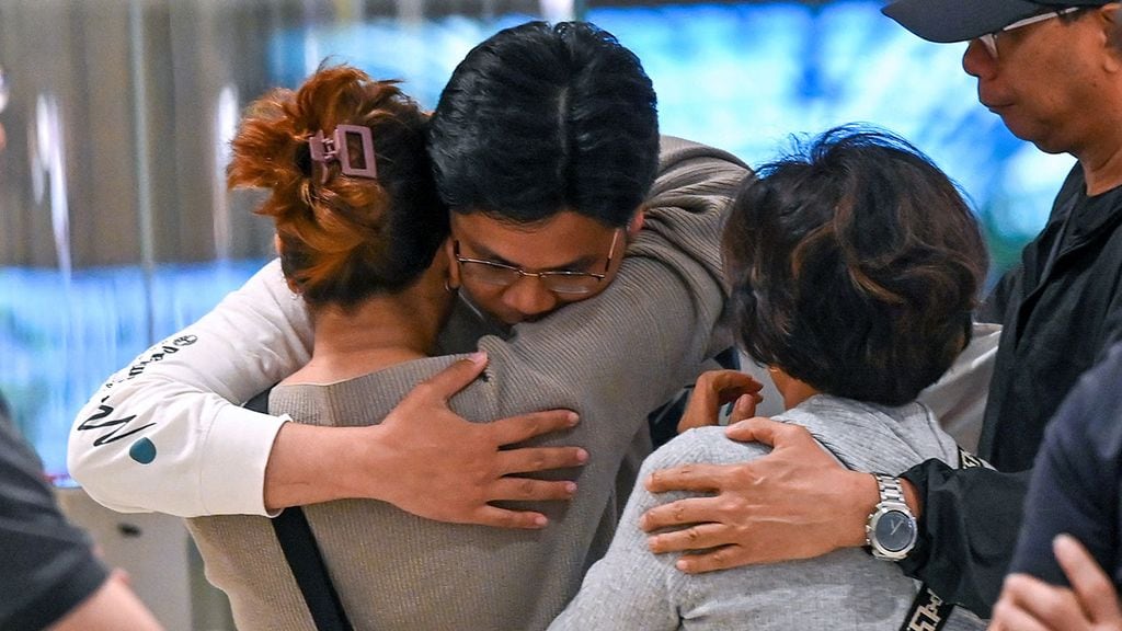 Los supervivientes del accidente aéreo reencontrándose con sus familiares