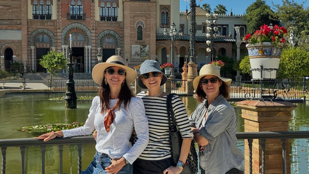 El reconfortante fin de semana de Maribel Verdú en Sevilla con sus grandes amores: sus dos hermanas y su marido