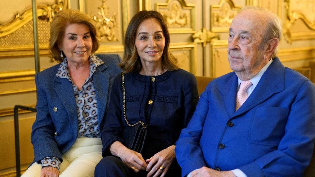 Isabel Preysler acude a la presentación del libro 'Nunca volveré a Berlín', del escritor chileno Roberto Ampuero