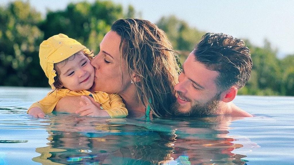 Así de bien se lo pasa Edurne en su primer día de piscina con Yanay... mientras el futuro de David de Gea sigue en el aire