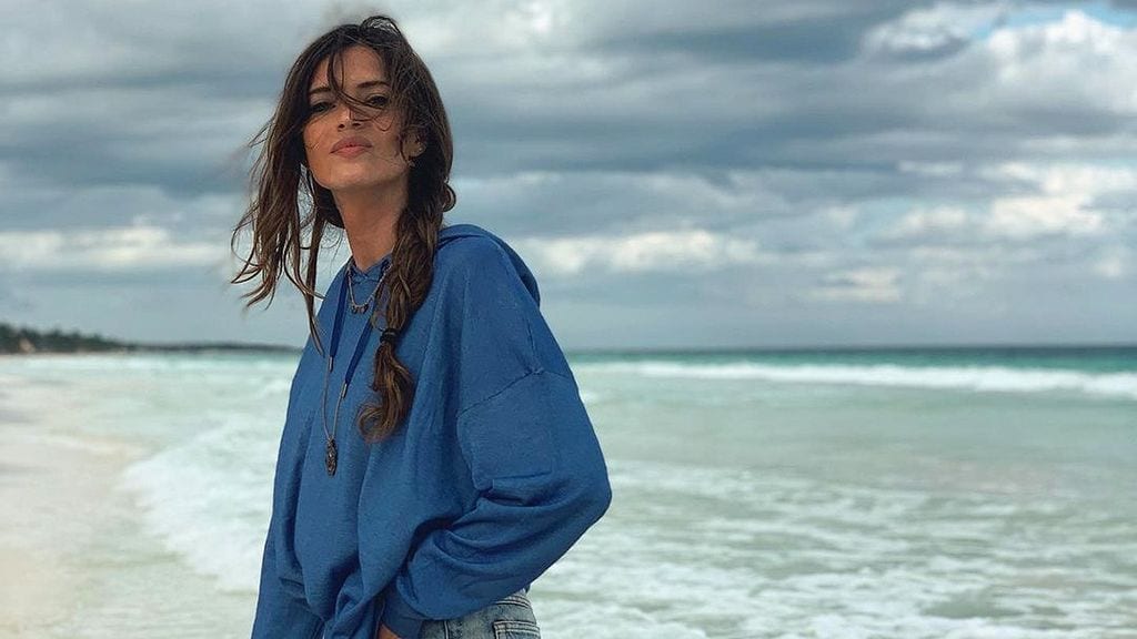 Sara Carbonero se suma por sorpresa a la limpieza de una playa en Galicia