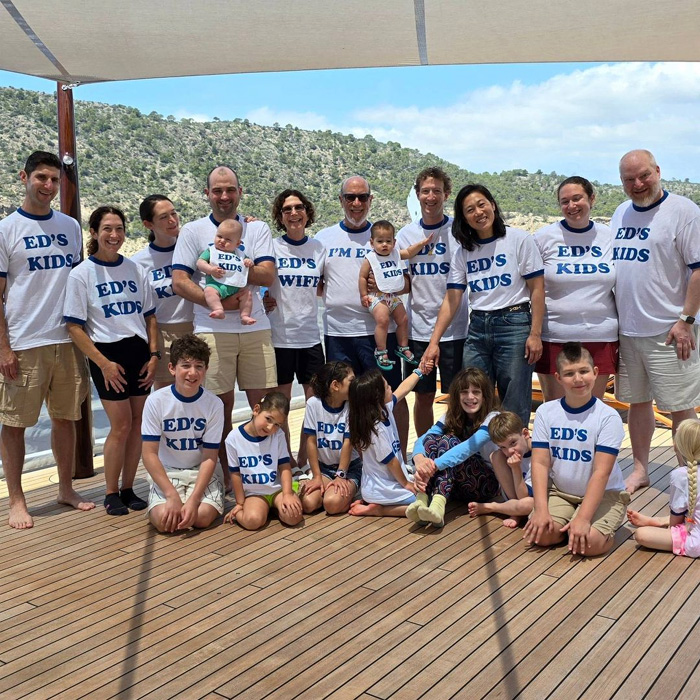 La imagen de Mark Zuckerberg en Mallorca con toda su familia, celebrando en  su gigantesco yate el 70 cumpleaños de su padre