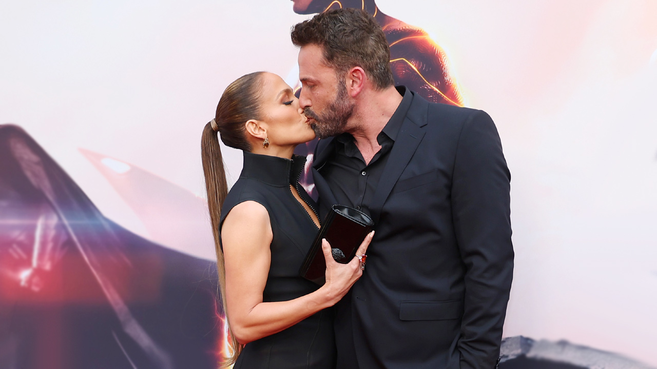 Jennifer Lopez y Ben Affleck besándose en la alfombra roja