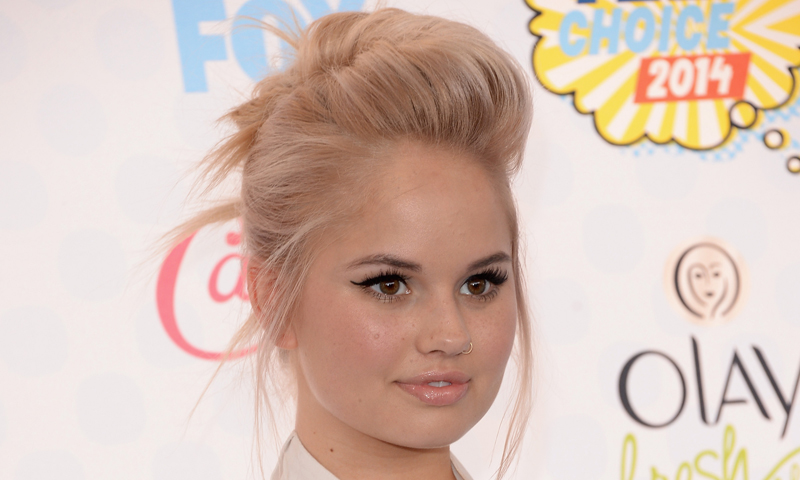 Peinados fáciles: tres recogidos inspirados en Debby Ryan para ir de boda