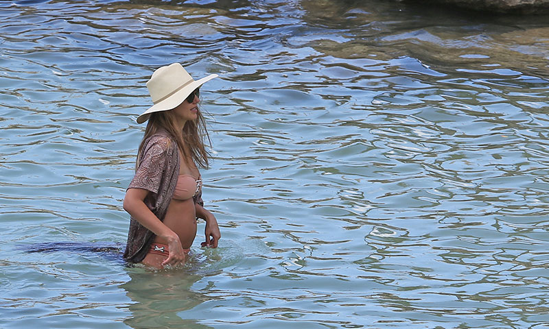 jessica-alba-playa-barriguita