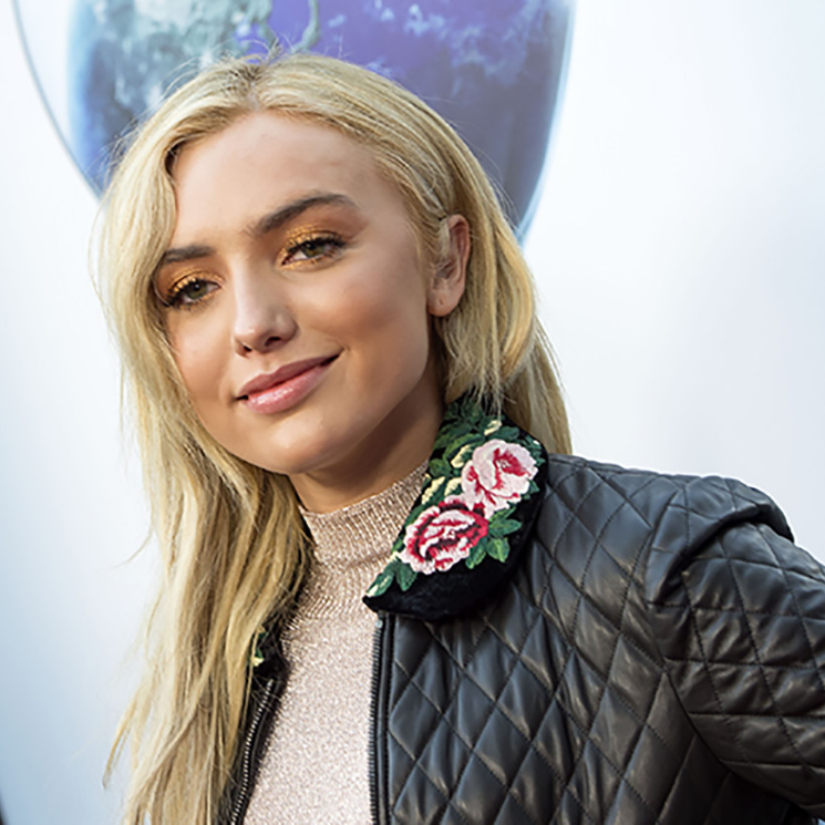 Peyton List y el cosmético que no falta en su bolso: el pintalabios