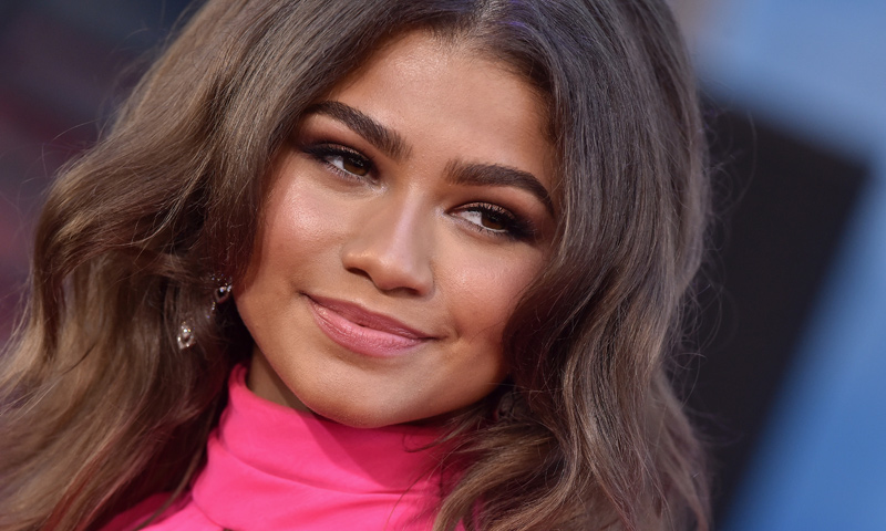 Consigue unas cejas pobladas y hermosas como Zendaya con maquillaje