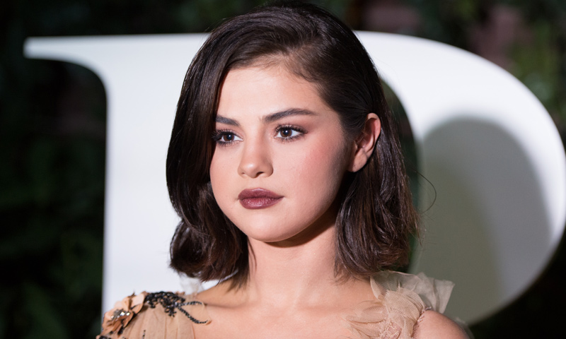 Luce melenaza como Selena Gomez aplicando estos cuidados en tu rutina beauty