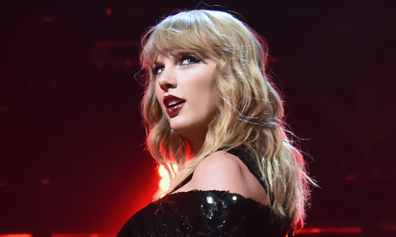 Las ondas de Taylor Swift y otros peinados de celebs para lucir en tu graduación