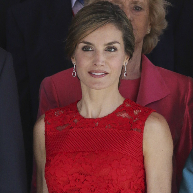 El recogido brocado de la reina Letizia, paso a paso