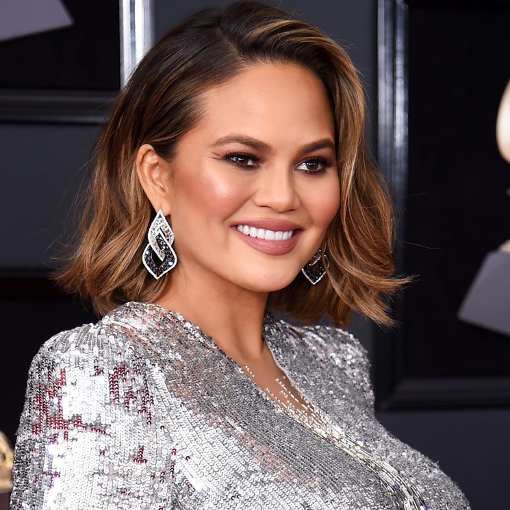 Solo necesitas 3 pasos para conseguir las ondas de Chrissy Teigen en los Grammy