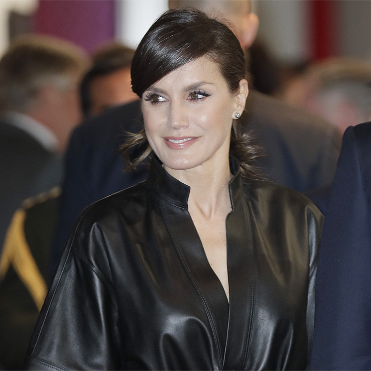 ¿Rockera o lady? La reina Letizia sorprende con su nueva coleta   