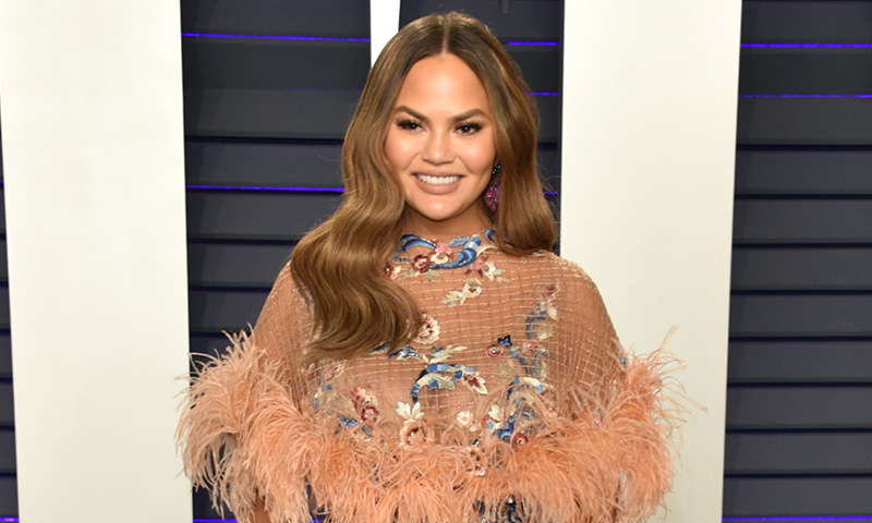 chrissy-teigen-cambio-look