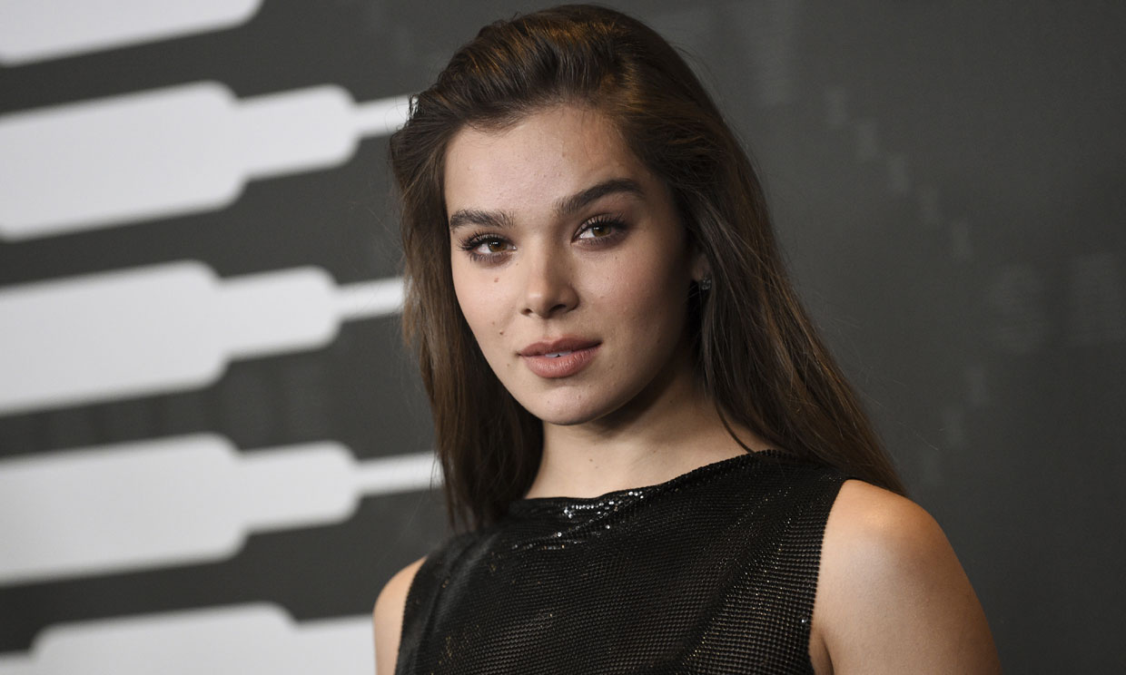 Hailee Steinfeld hace 3.000 abdominales para conseguir un vientre plano