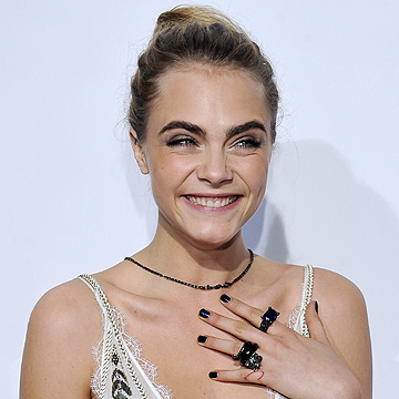 Uñas 'dark' perfectas, como las de Cara Delevingne, en seis pasos