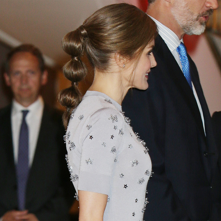 La reina Letizia vuelve a sorprendernos con un peinado inesperado: la coleta 'bubble'