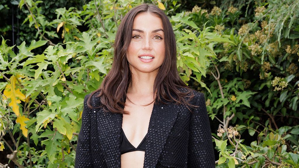 El maquillaje natural que potencia las pecas de Ana de Armas es el que querrás este verano