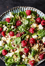 Ensalada de cuscús, espinacas y frambuesas