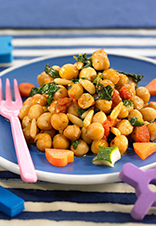 Salteado de garbanzos con verduras y piñones