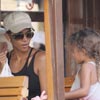 Halle Berry llega a Mallorca acompañada de su novio, Olivier Martínez, y de su hija